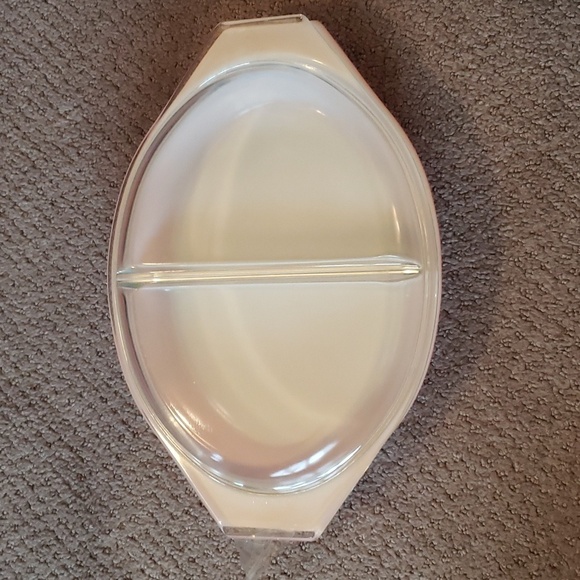 Vintage 1950s Pyrex pink and white Daisy divided casserole dish with divided lid - Picture 3 of 12